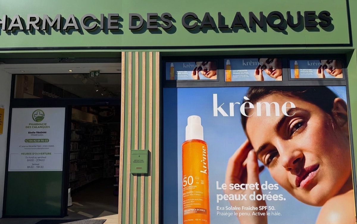 La façade verte de la Pharmacie des Calanques, avenue du Maréchal-Foch à Cassis