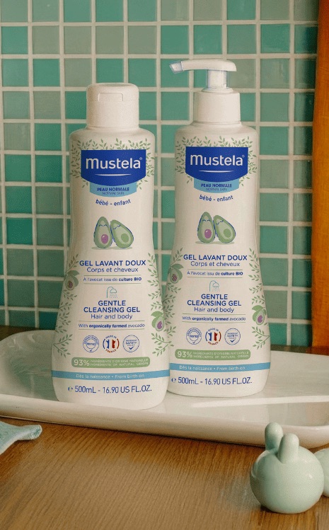 Le gel lavant doux Mustela, posé devant une mosaïque turquoise
