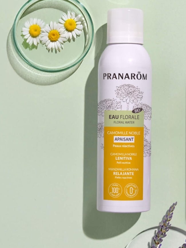 Eau florale de camomille noble bio Pranarôm, avec des fleurs de camomille et un brin de lavande